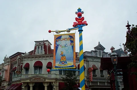美國大街上的迪士尼招牌與街景。