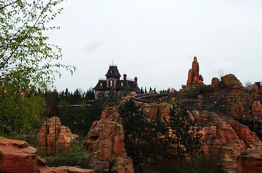 巴黎迪士尼 Frontierland 的岩山景觀。