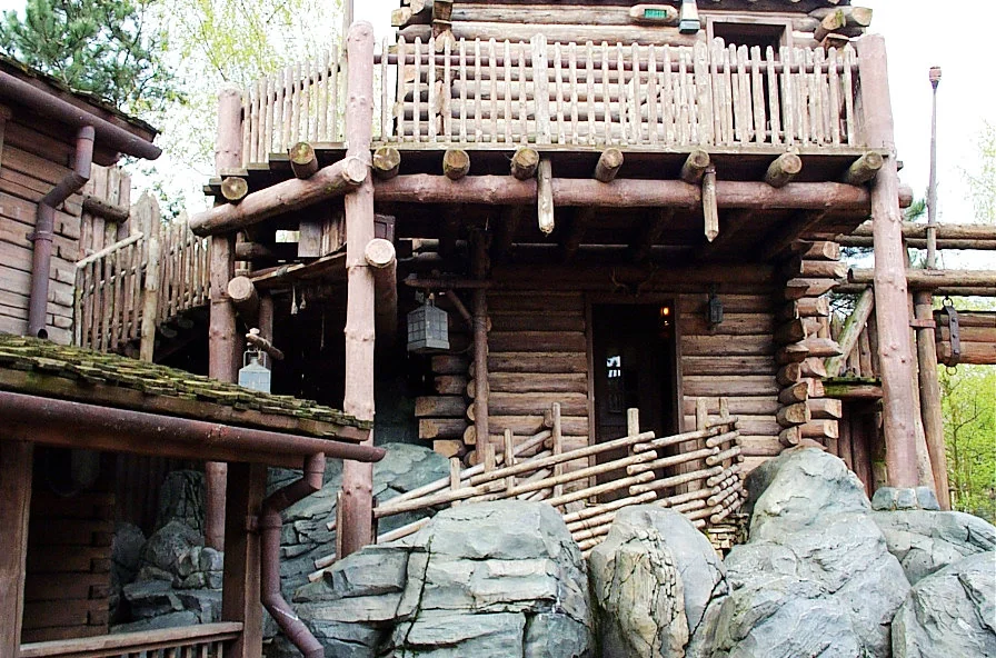 Frontierland 的木屋與岩山造景。