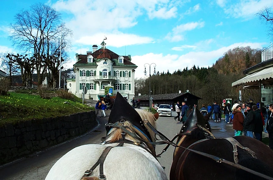 不過, 這兩隻馬不知道怎麼回事, 沿路上猛放馬屁...沒有半點兒坐馬車浪漫的氣氛 >.<'"