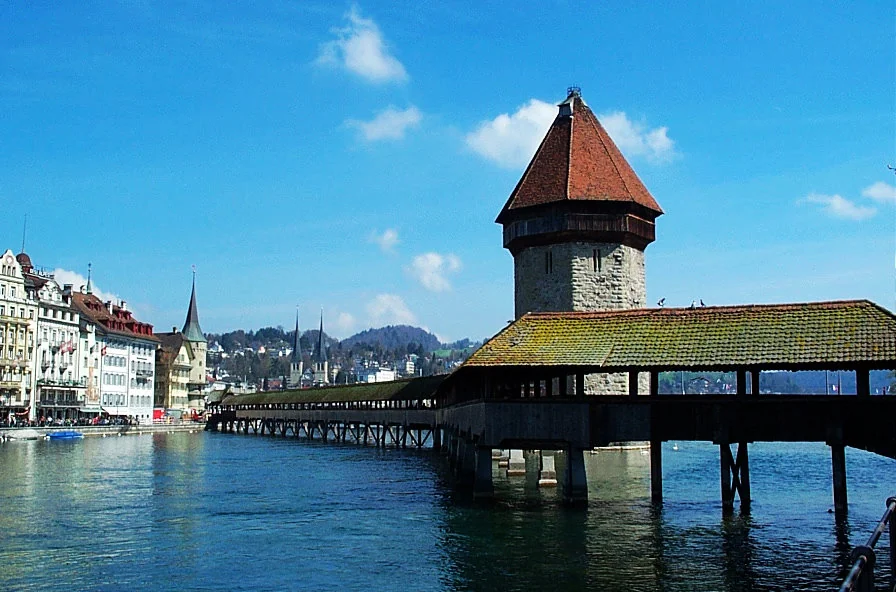 卡貝爾橋(德語:Kapellbrücke)
