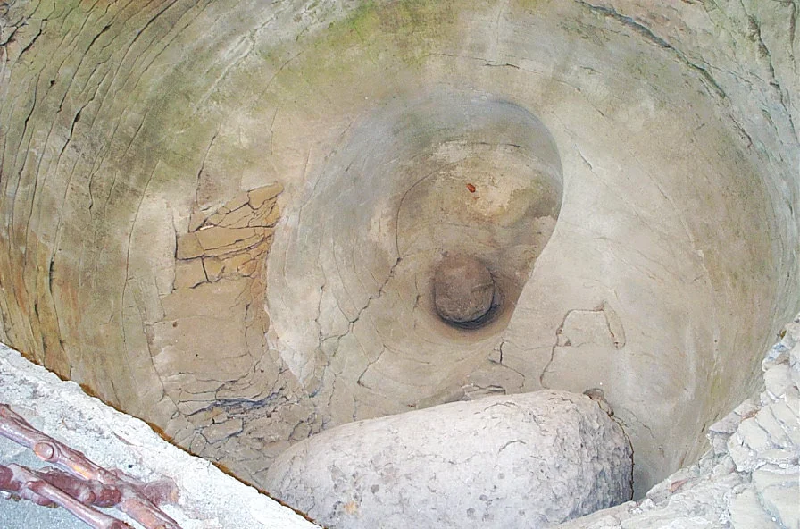 冰河公園裡冰河時期留下的漩渦狀洞穴。