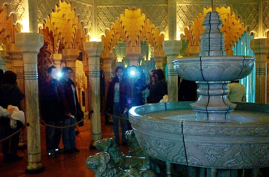 號稱是迷你型"Alhambra"的鏡子迷宮...
