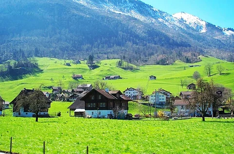 從琉森前往 Engelberg 的火車沿途風光。