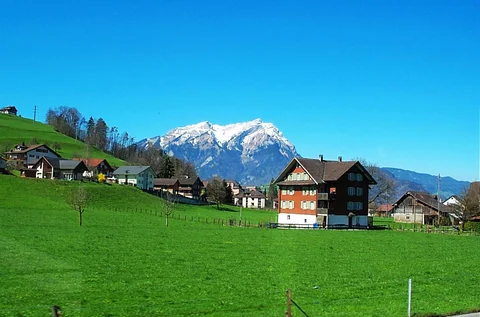 前往 Engelberg 路上的山間景色。