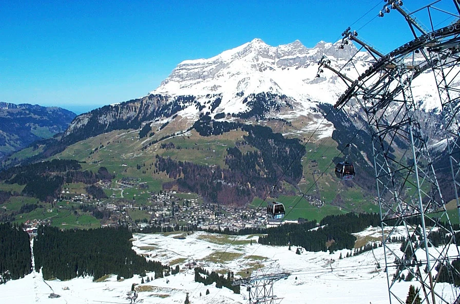 山下的小鎮即為 Engelberg...