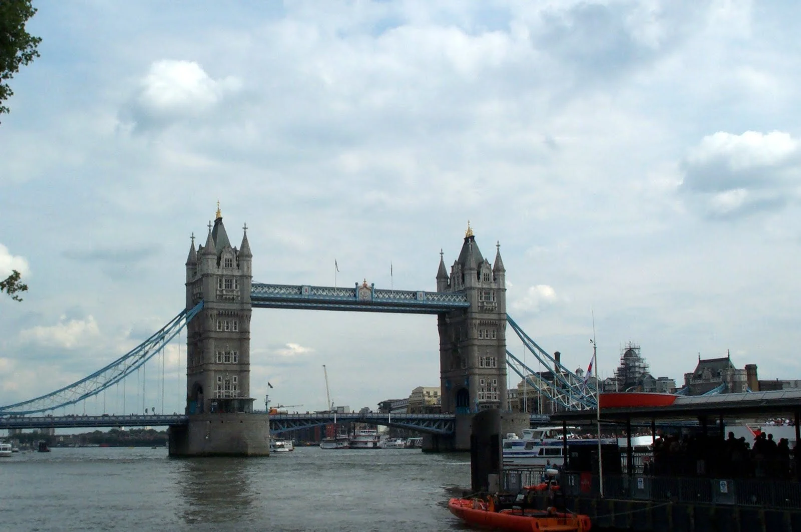 這就是童謠裡, 耳熟能詳的 London Bridge...倫敦鐵橋...