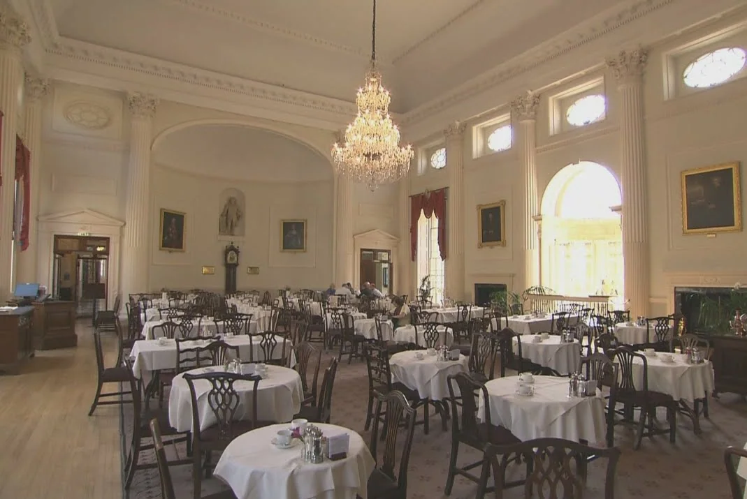 Pump Room 餐廳內部,桌椅鋪著白色桌巾。