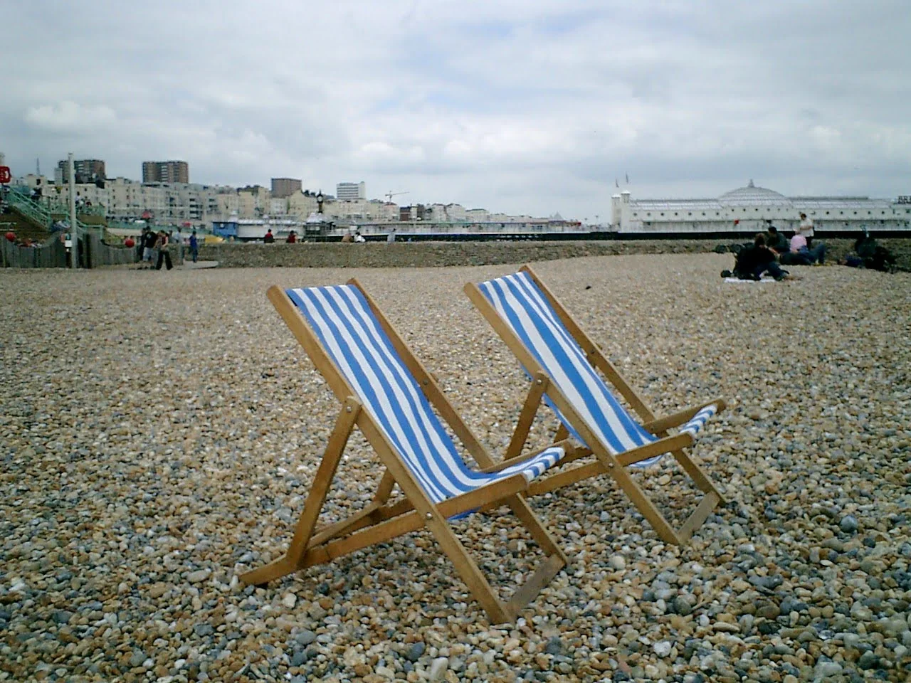 Brighton 通往海邊的街景。