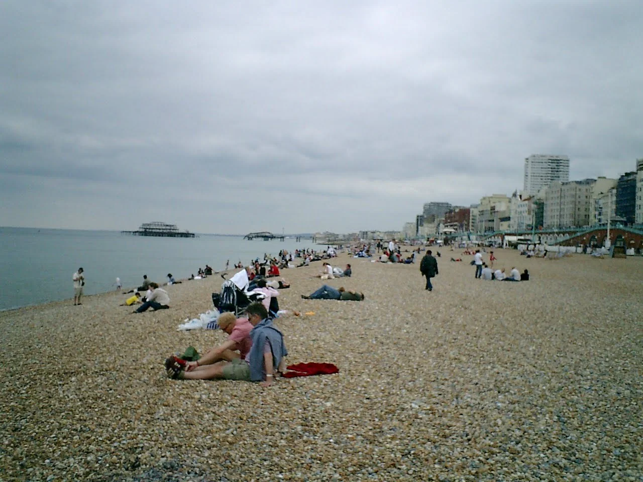Brighton 礫石海灘上的人群。