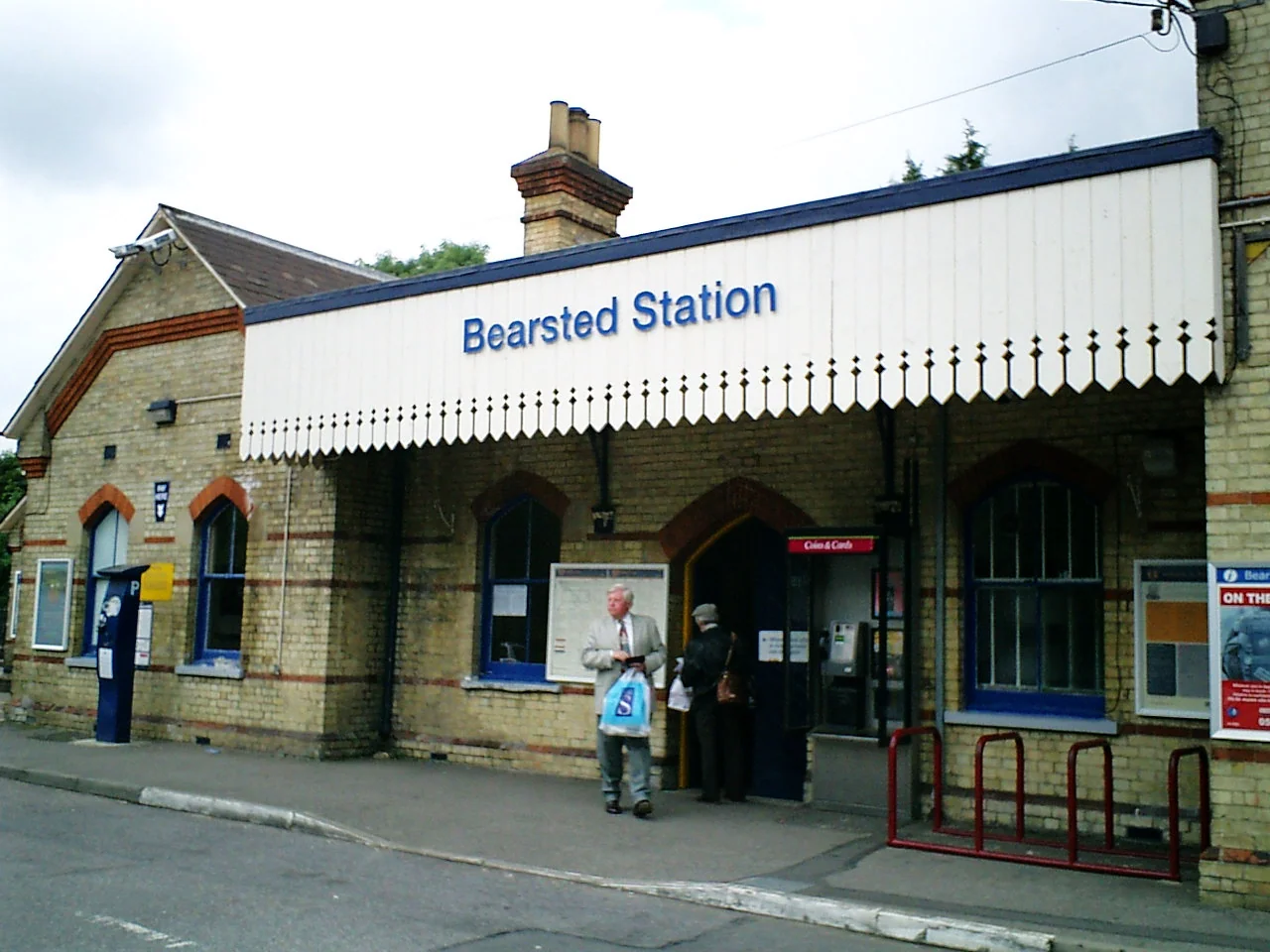 Bearsted Station 站房外觀，入口前有旅客。