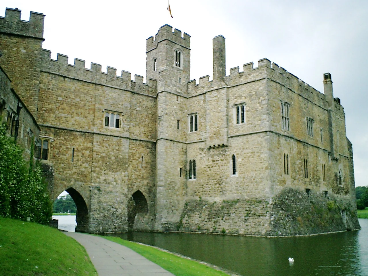 Leeds Castle 石造建築與拱門緊鄰湖水。