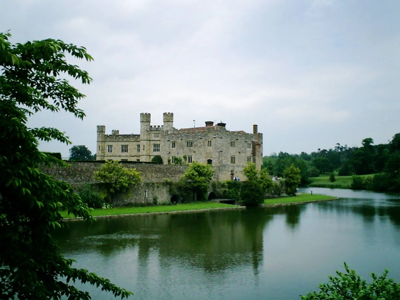 Leeds Castle 隔著湖水倒映在水面上。