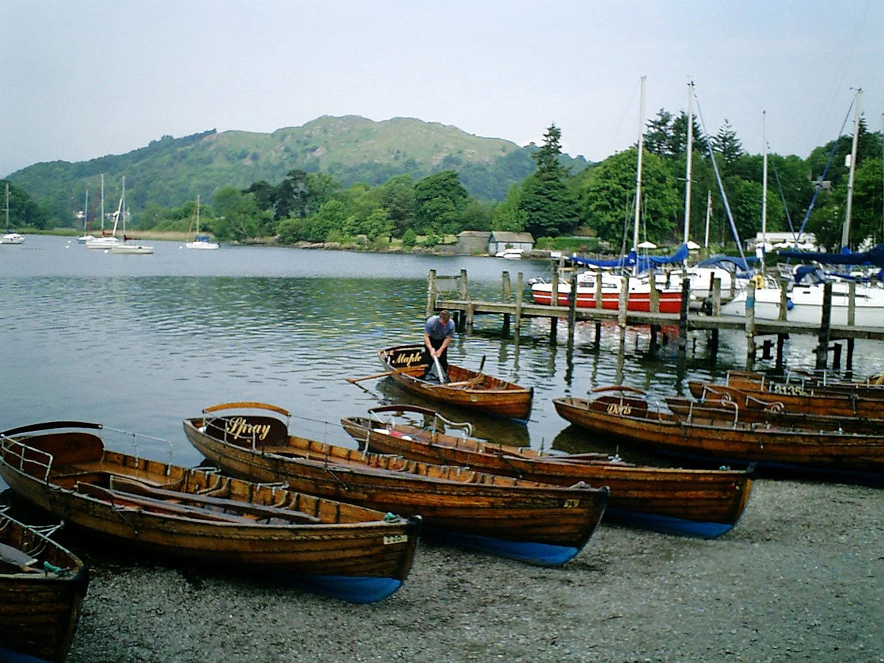 Ambleside 湖邊、坡地與建築景色。