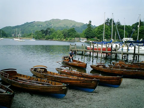 Ambleside 湖邊、坡地與建築景色。