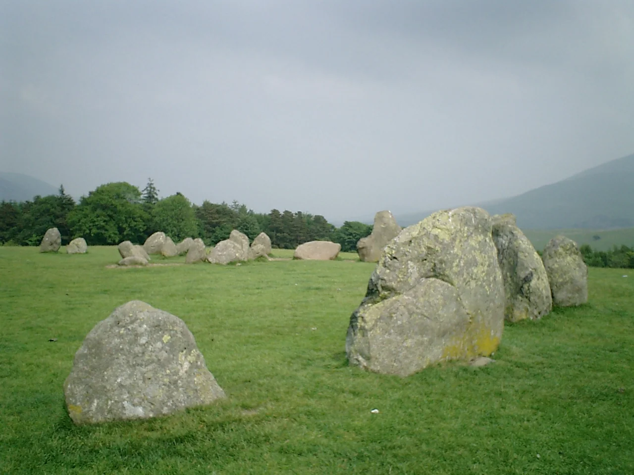 Stone Circle 草地上的石頭近景。