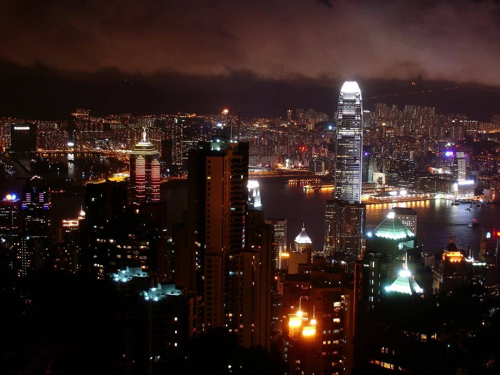 太平山夜景中的維多利亞港與香港高樓