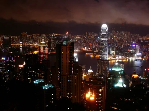 太平山夜景中的維多利亞港與香港高樓
