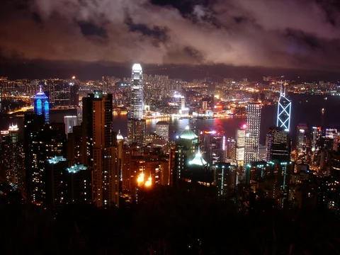 雲霧下的香港太平山夜景