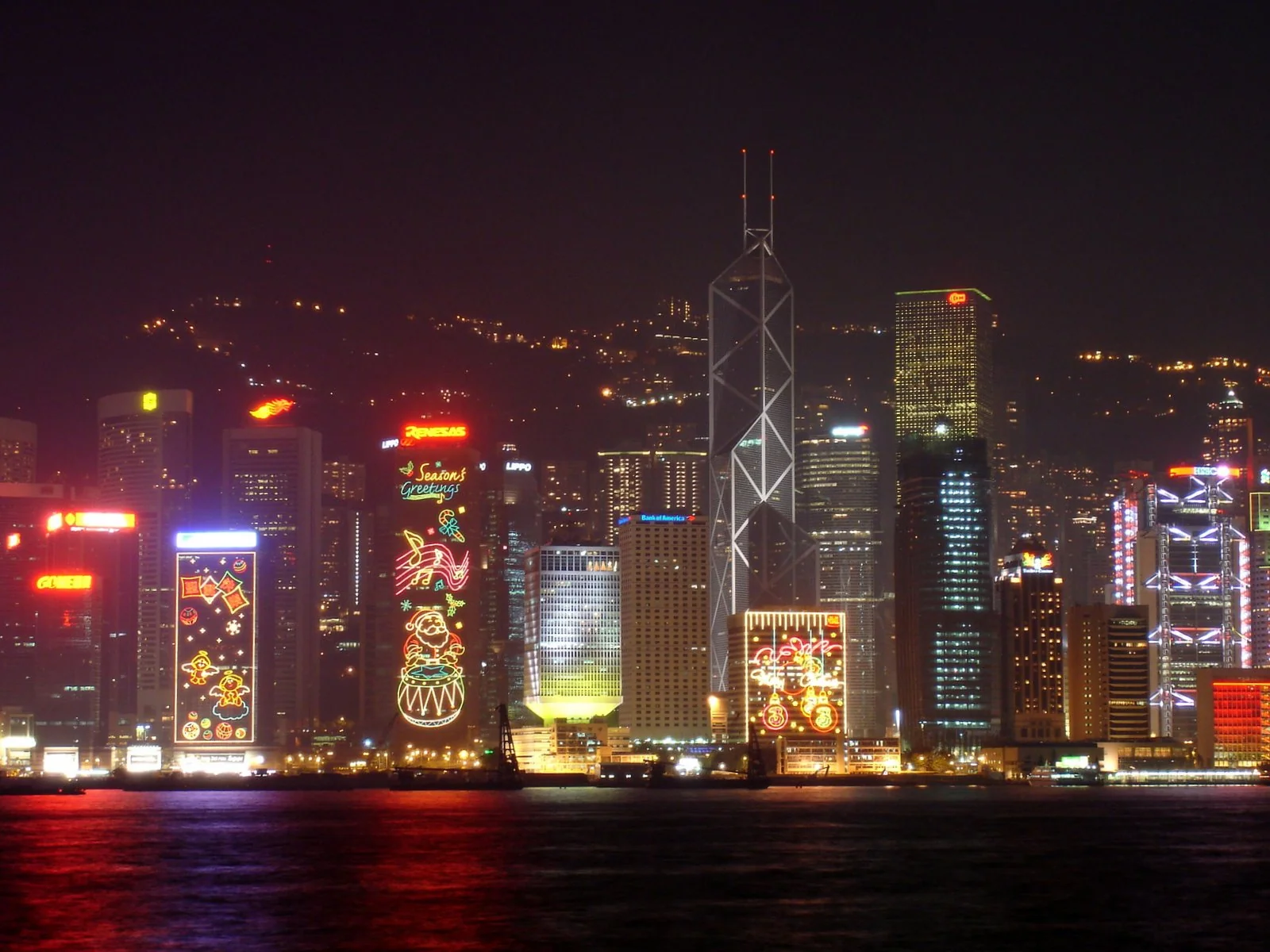 從天星碼頭附近望向維多利亞港夜景。