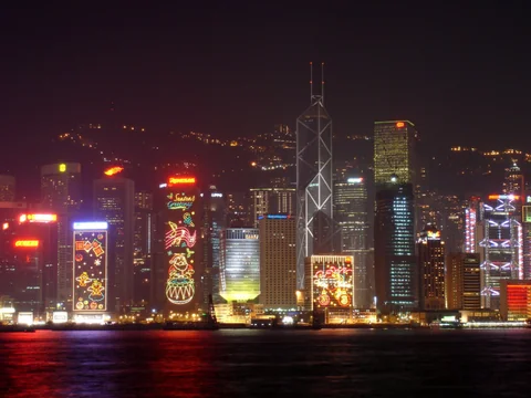 從天星碼頭附近望向維多利亞港夜景。