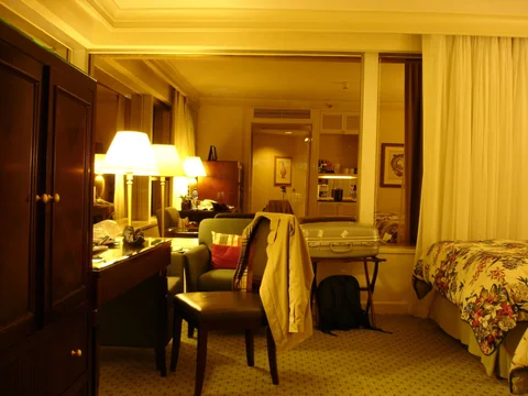 夜晚開燈後的 JW Marriott 飯店房間。