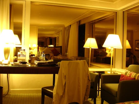JW Marriott 飯店房間的書桌與座椅。