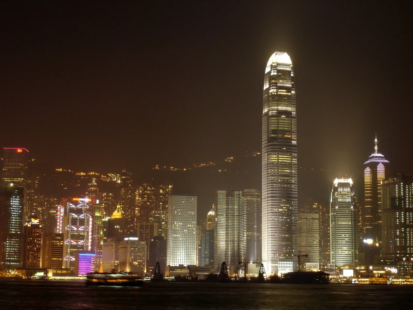 維多利亞港對岸的香港夜景。