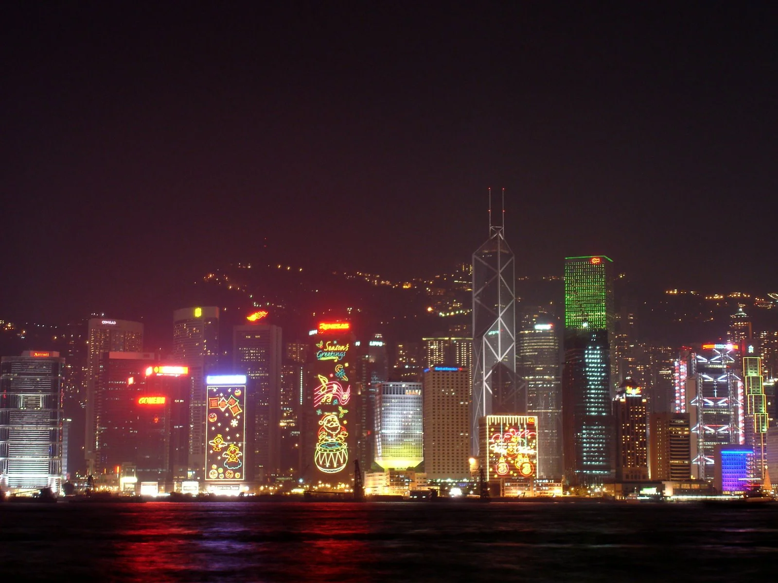 維多利亞港夜晚天際線與海面倒影。