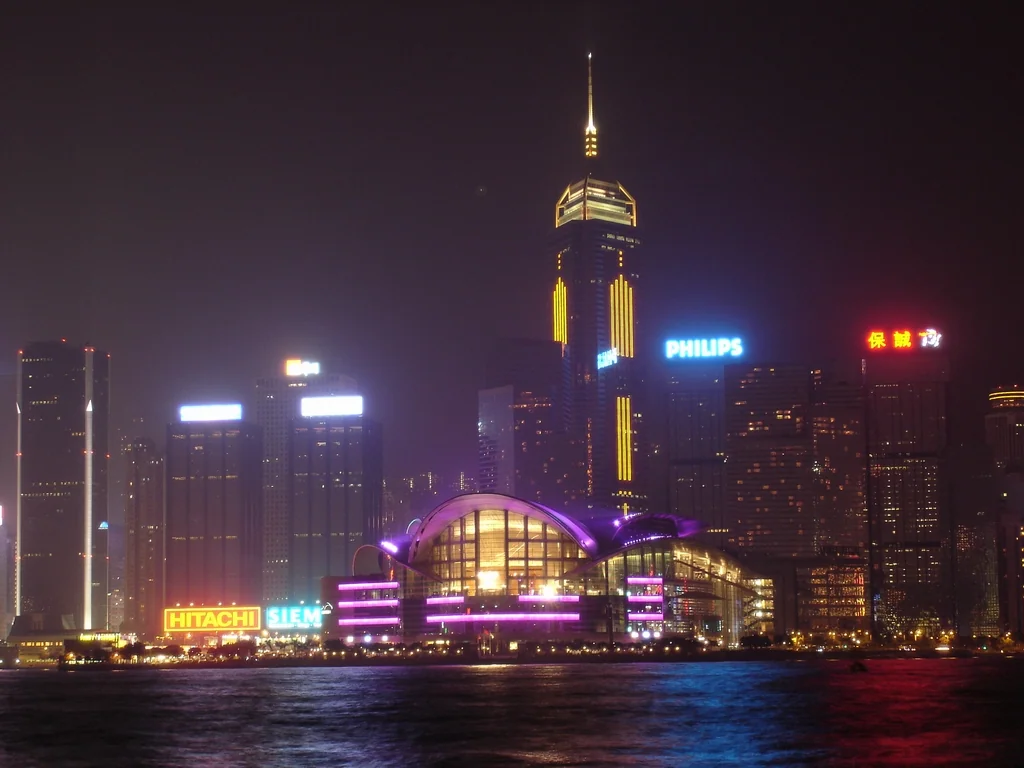 香港夜景中亮起的鐘樓與高樓。