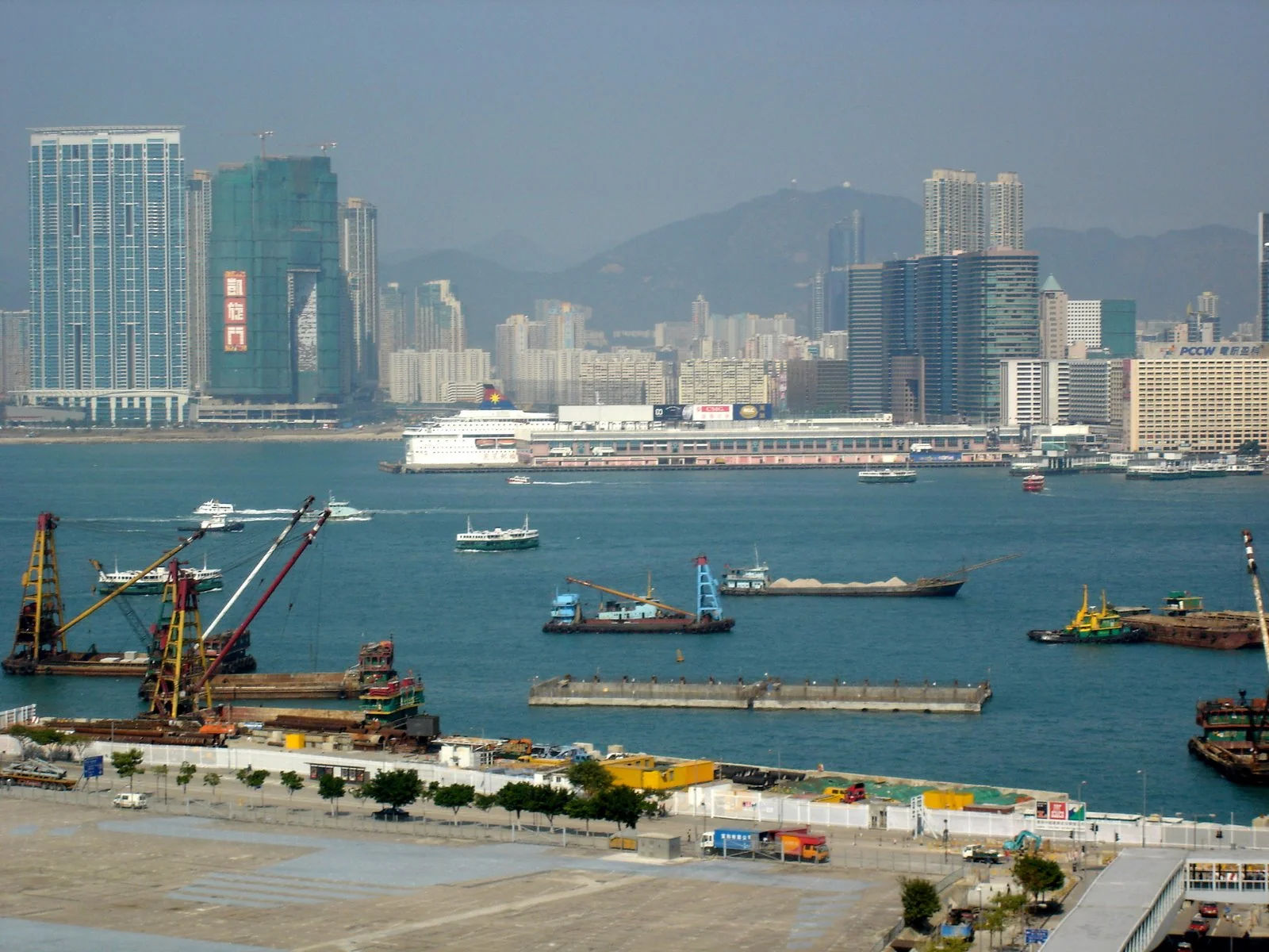 維多利亞港白天景色與船隻。