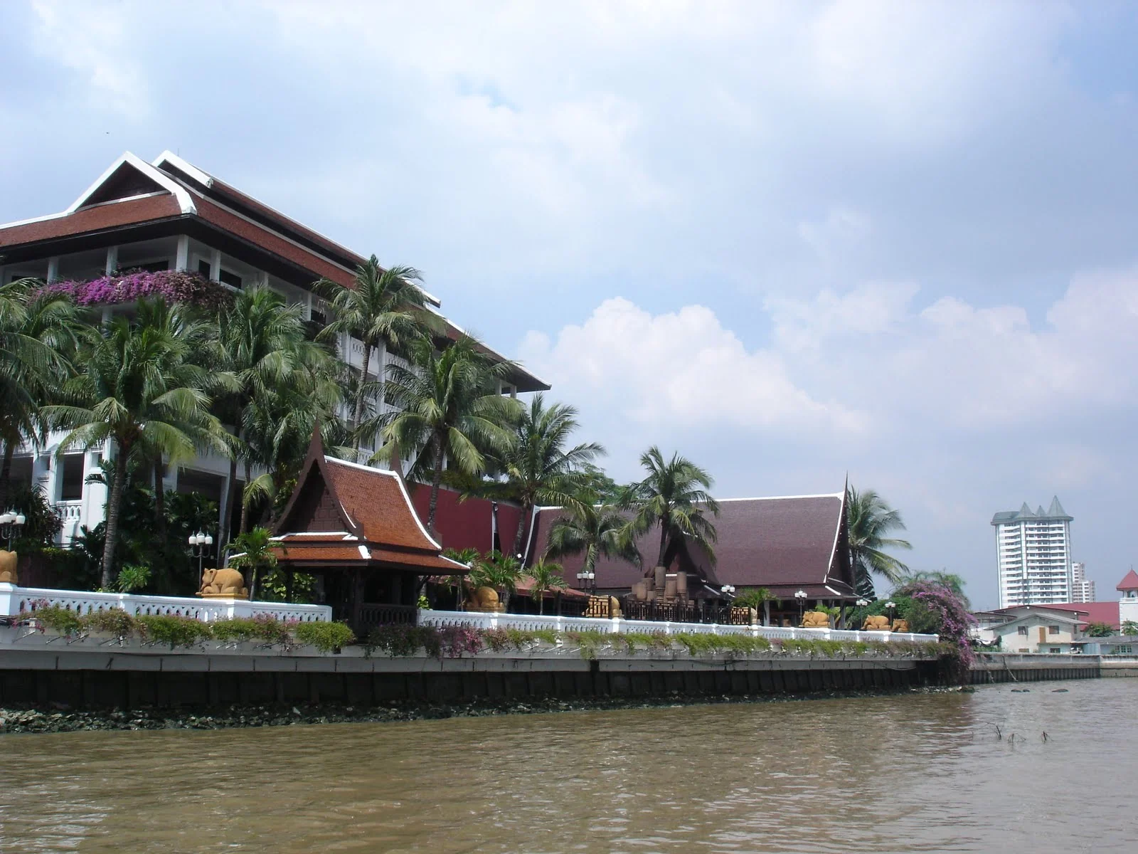 從河上看 Bangkok Marriott Resort 與河岸建築。