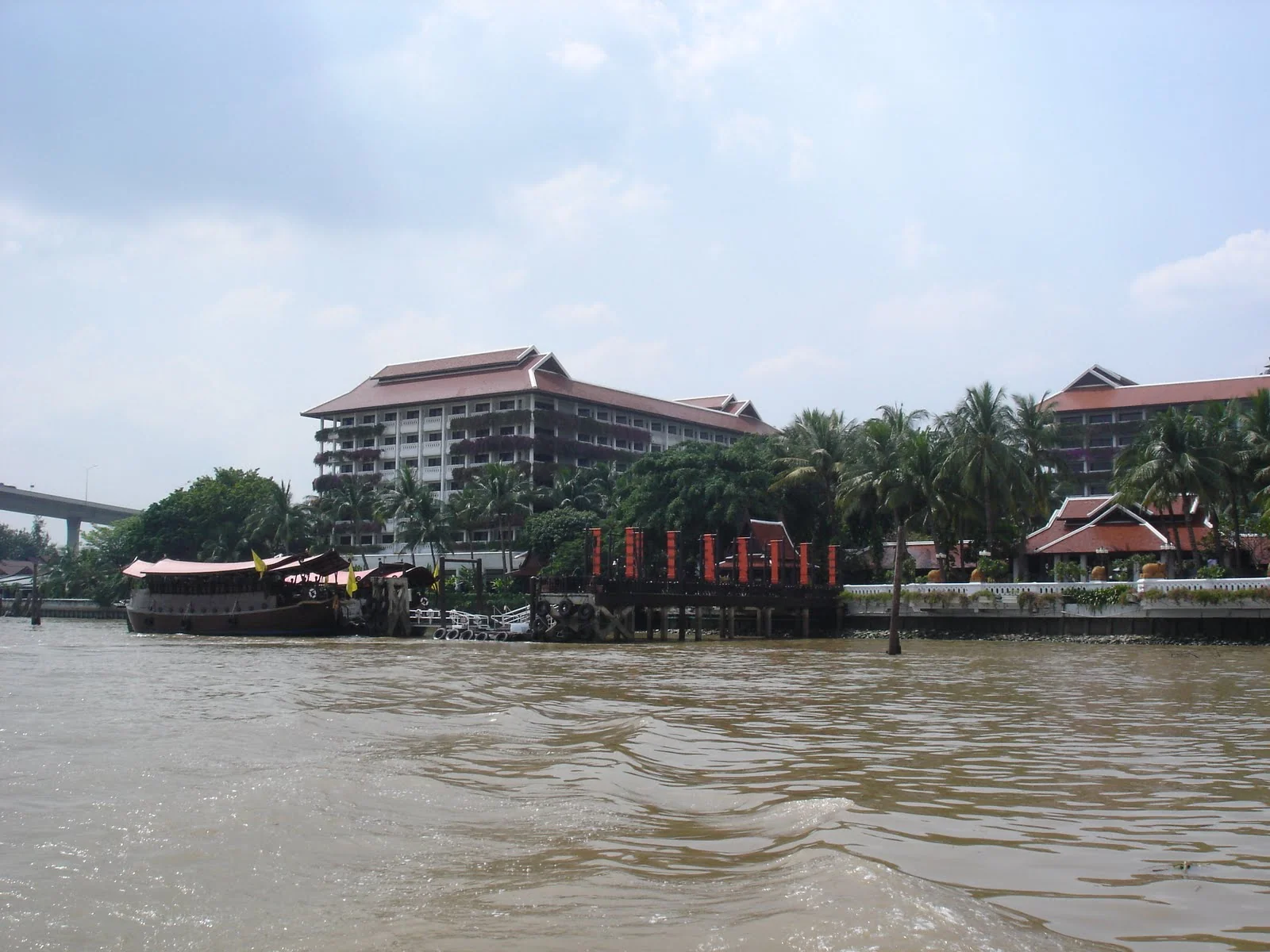昭披耶河上的飯店建築與碼頭遠景。