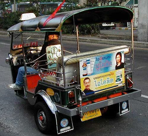 曼谷街上停著一台彩色嘟嘟車。