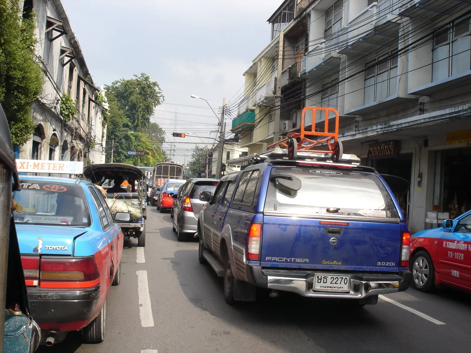 穿越了比台北擁擠的街道...