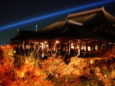 夜間燈光中的清水寺清水舞台