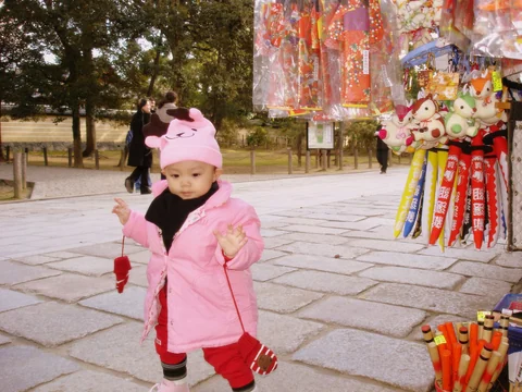 小孩戴著粉紅色鹿角帽。