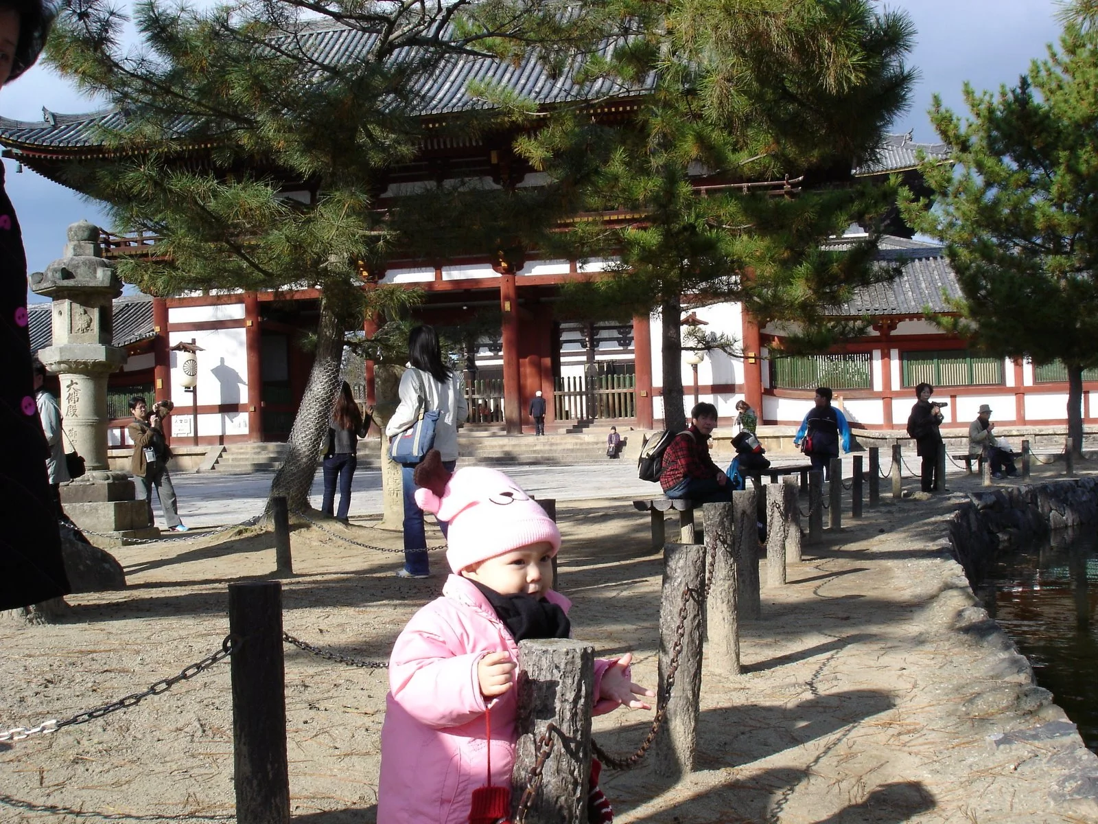 家人在東大寺門口前合影。