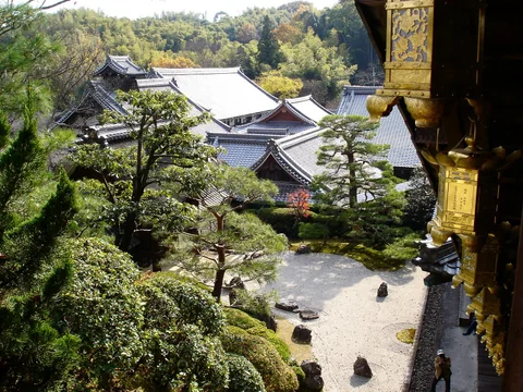 光明寺境內一角與周圍紅葉。