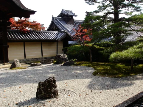 光明寺境內通往內側區域的石階與紅葉。