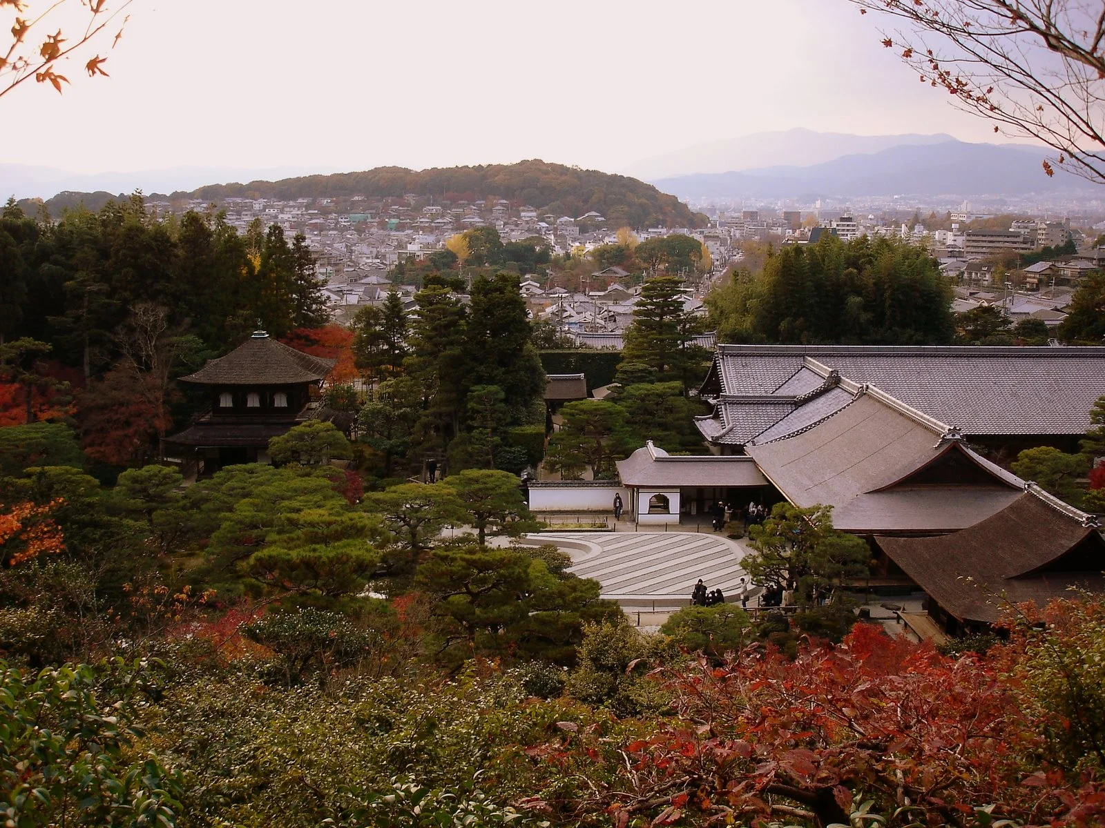 京都銀閣寺的庭園與寺院景色。