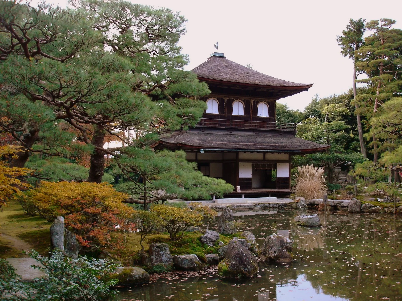 池水旁望向銀閣寺建築。