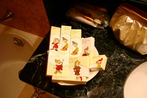 飯店內以迪士尼角色包裝的盥洗用品。