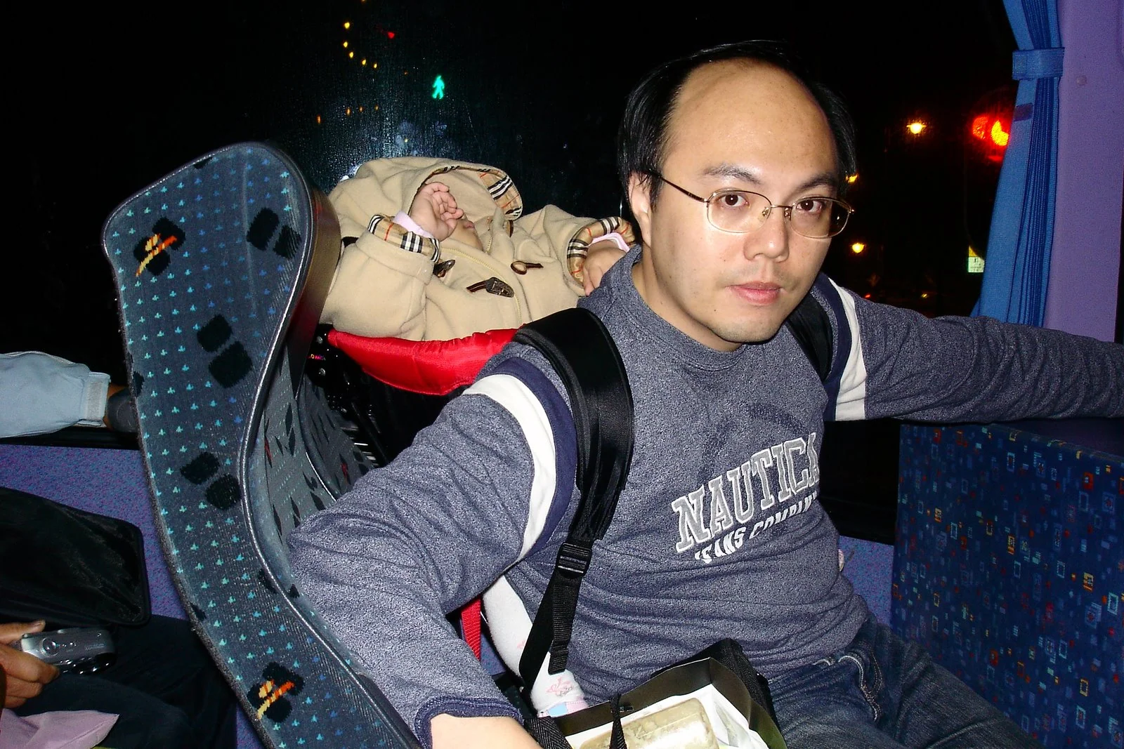 Belle 在迪士尼遊玩途中睡著。