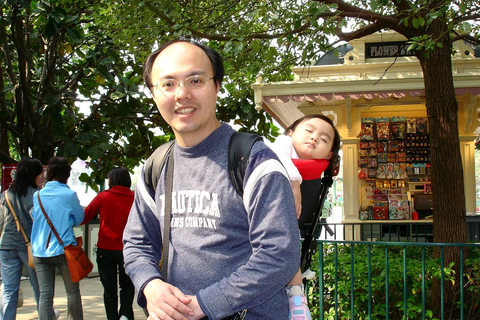 Belle 在迪士尼樂園裡再次睡著。