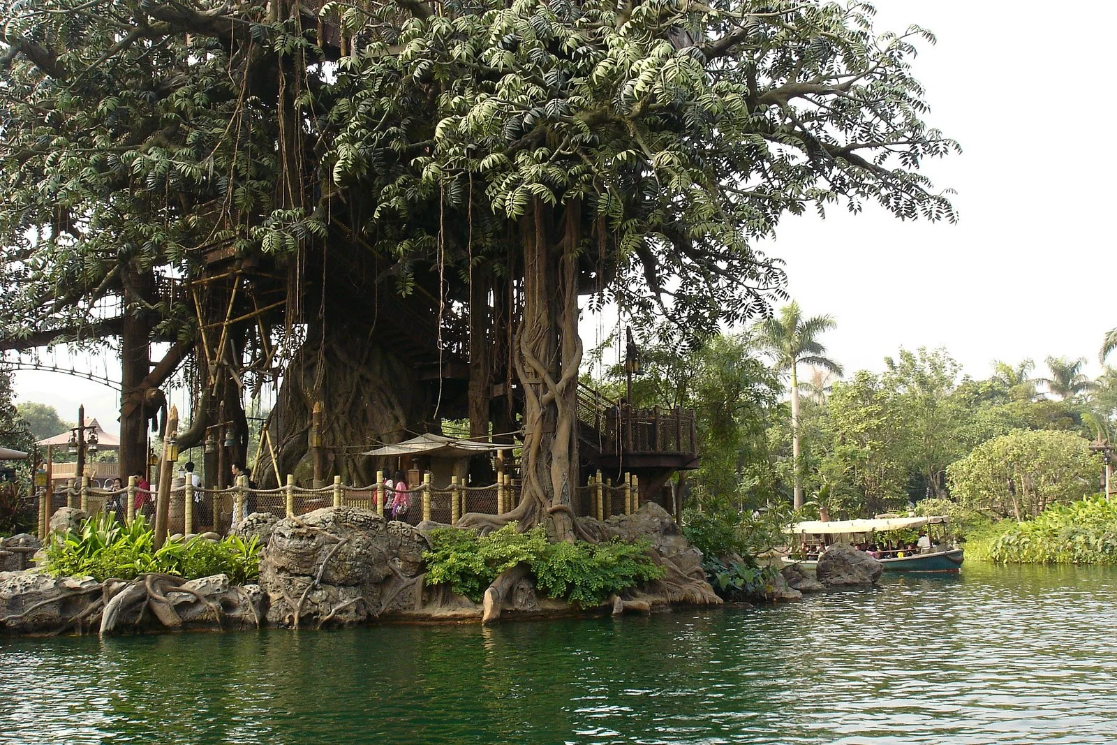 香港迪士尼樂園 Jungle Cruise 遊船場景。