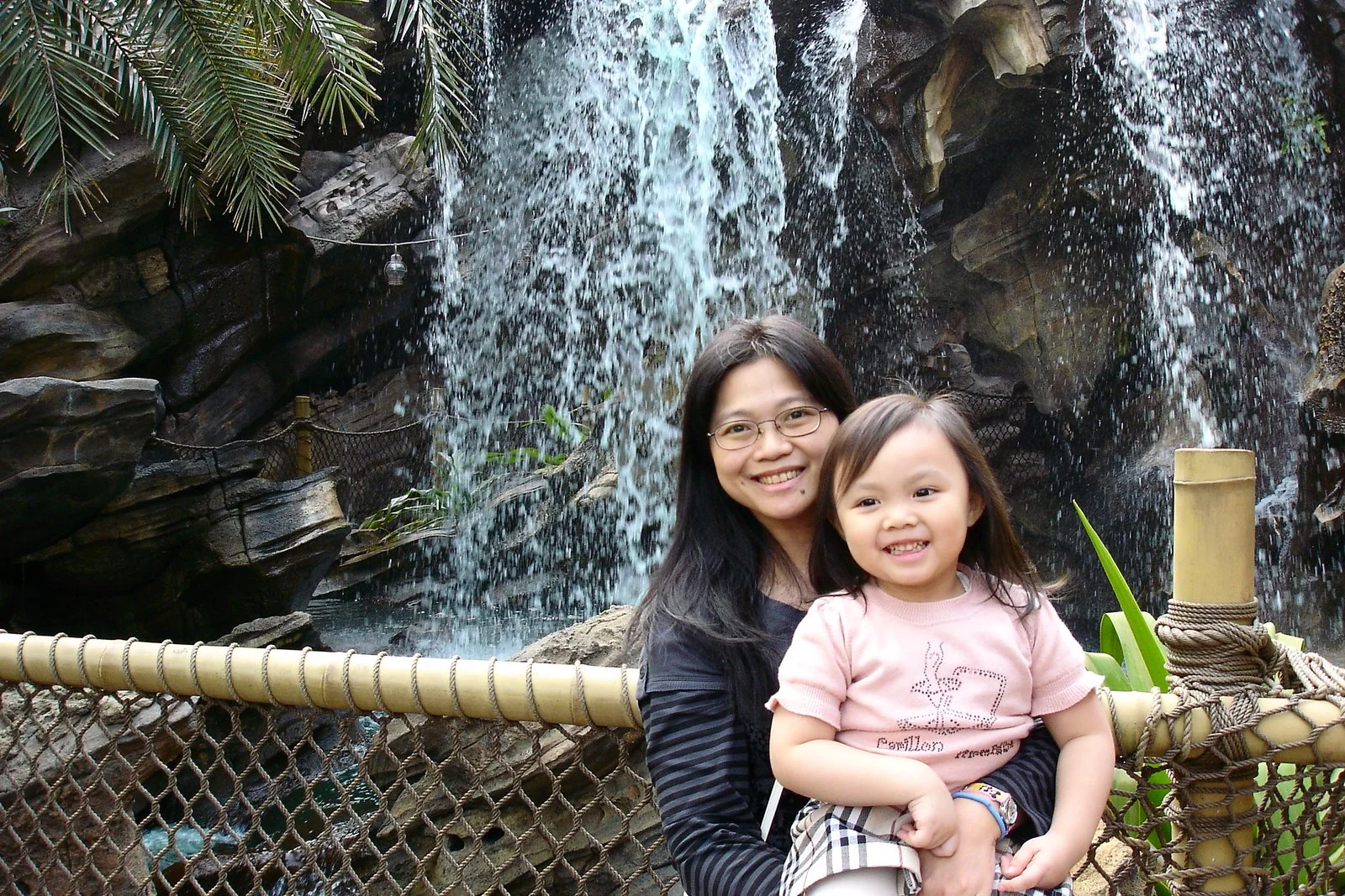 香港迪士尼樂園 Jungle Cruise 遊船途中景象。