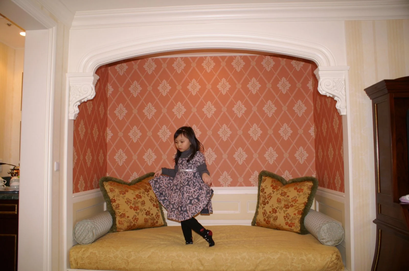 Lisa 和 Belle 在東京迪士尼樂園酒店房間床上。