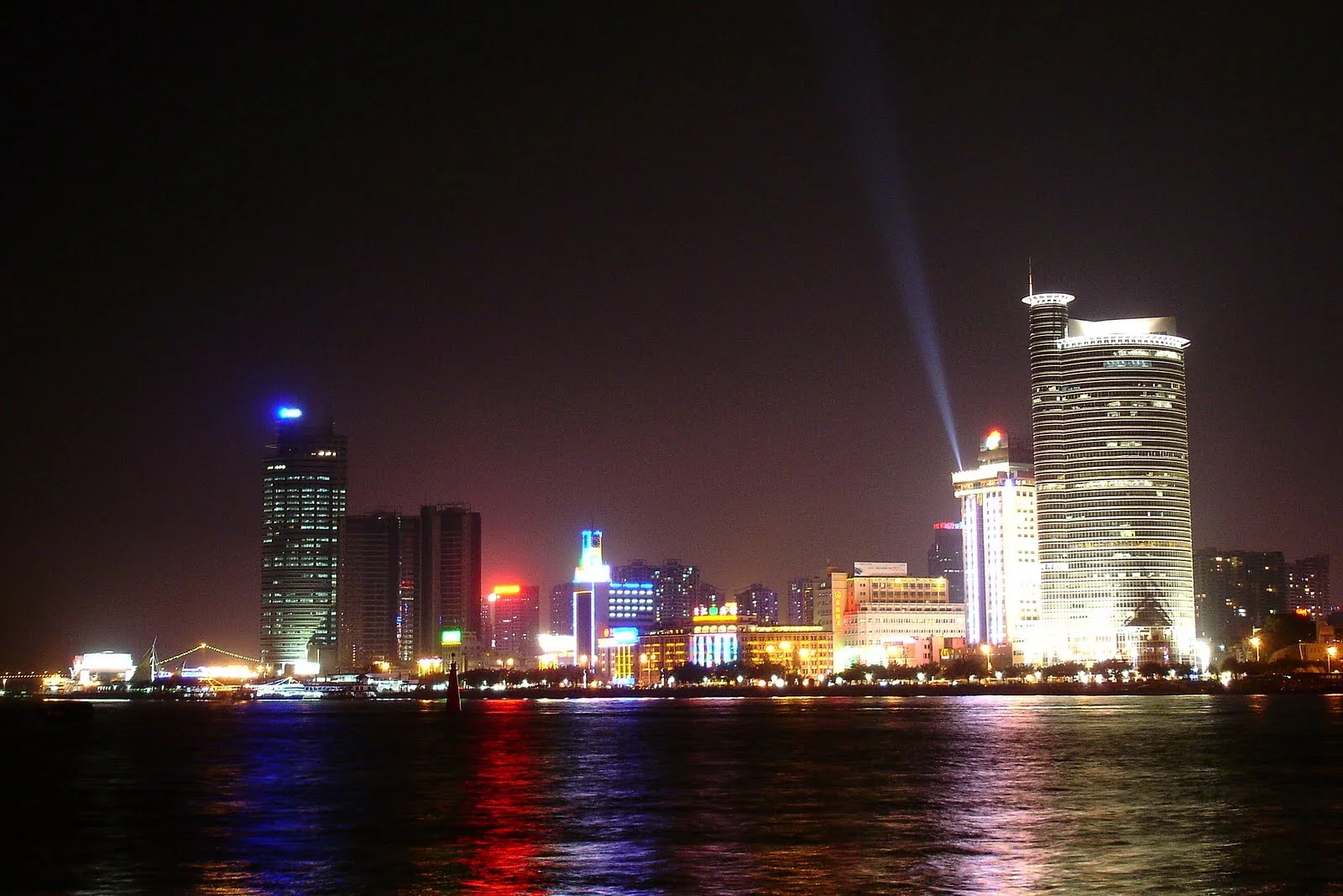 鼓浪嶼對岸的廈門夜間天際線與水面倒影。