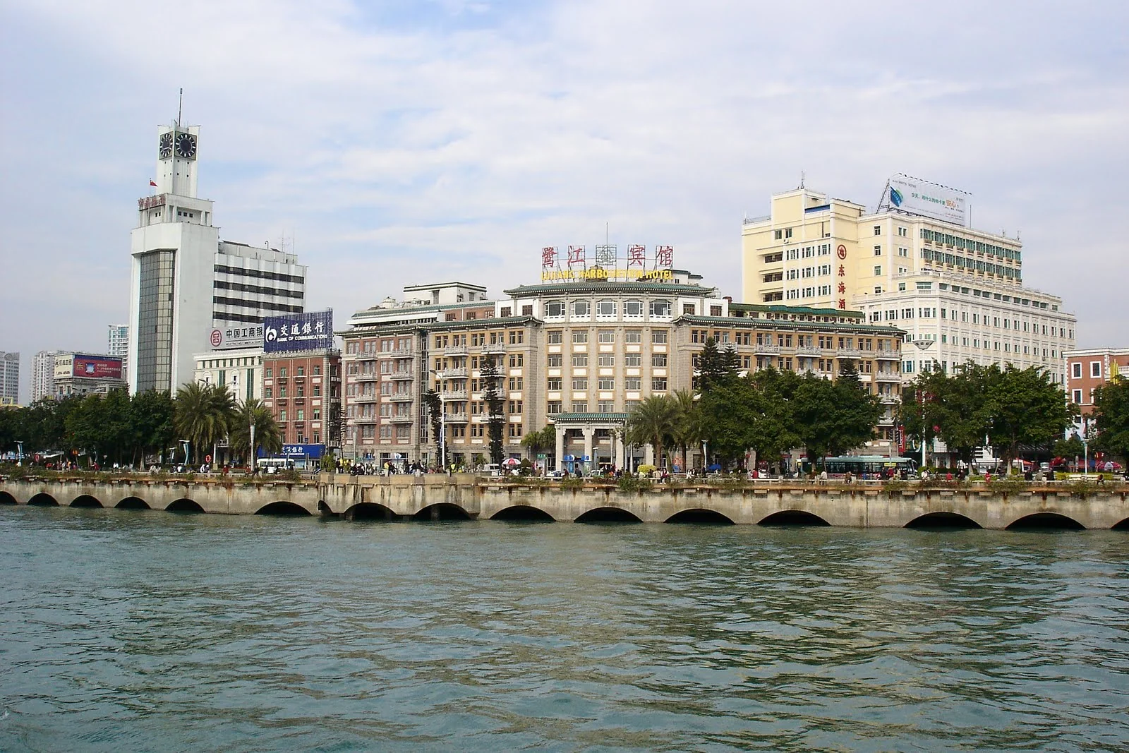 水面對岸可見鷺江賓館與廈門市區建築。